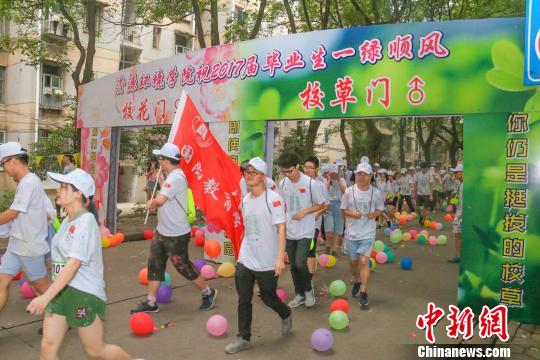 图为，学生参加校园迷你“马拉松” 向正鹏 摄